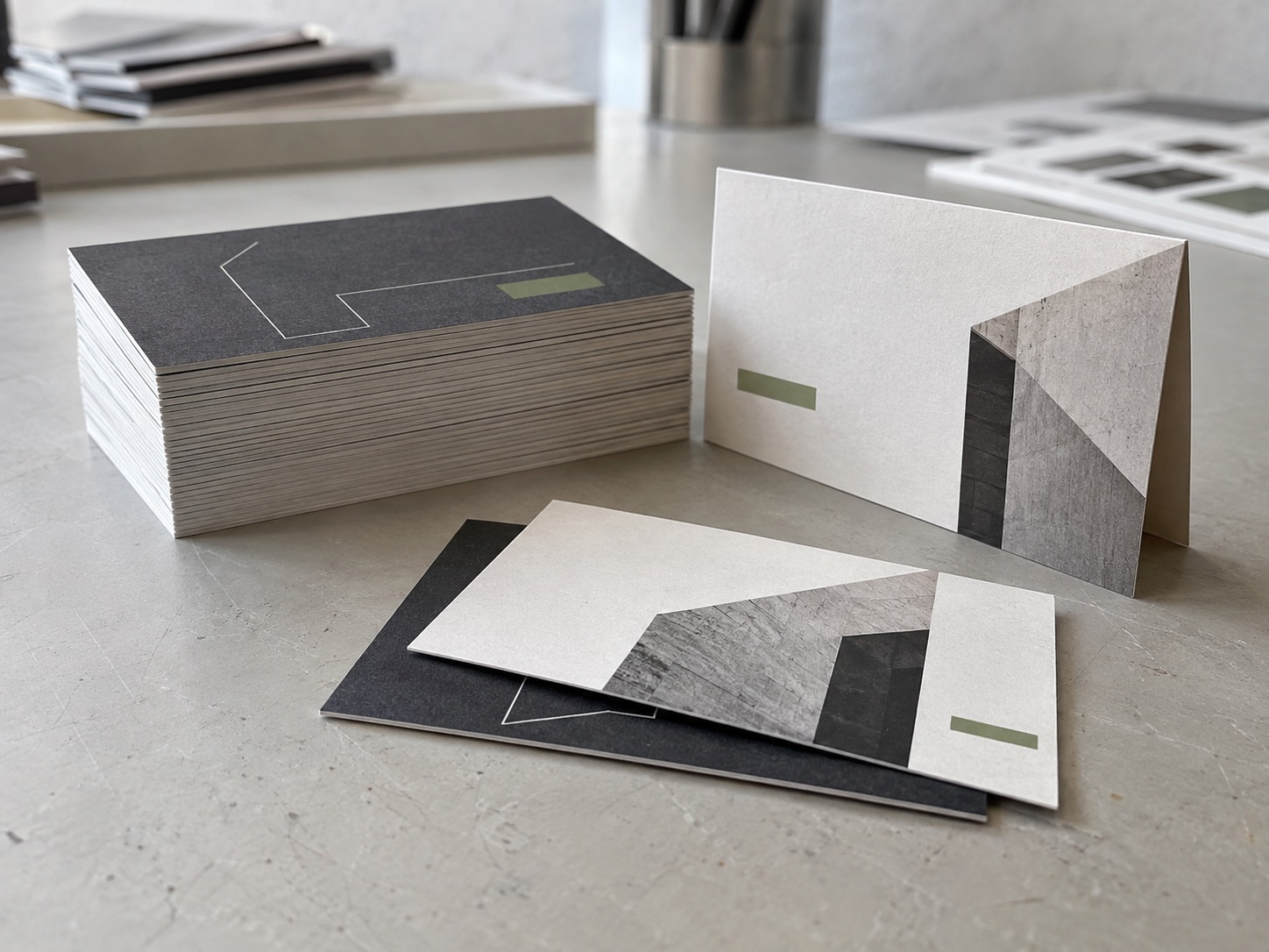 Cartes de visite standard et pliées imprimées avec tranches de papier visibles